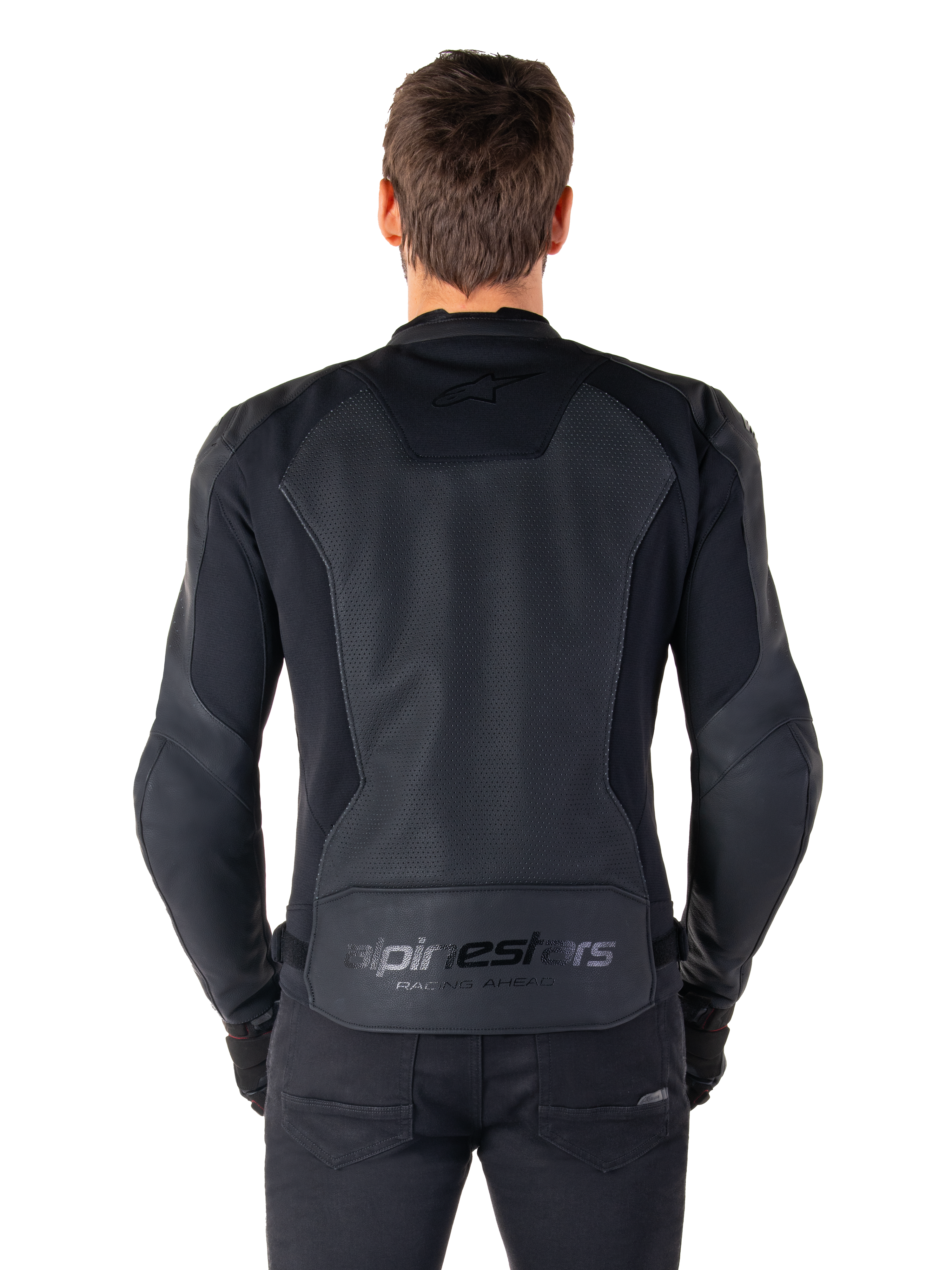 Alpinestars Faster V3 Airflow læderjakke, set bagfra på model, sort, med perforeret læderrygpanel for luftstrøm, diskret branding og ergonomisk sportspasform