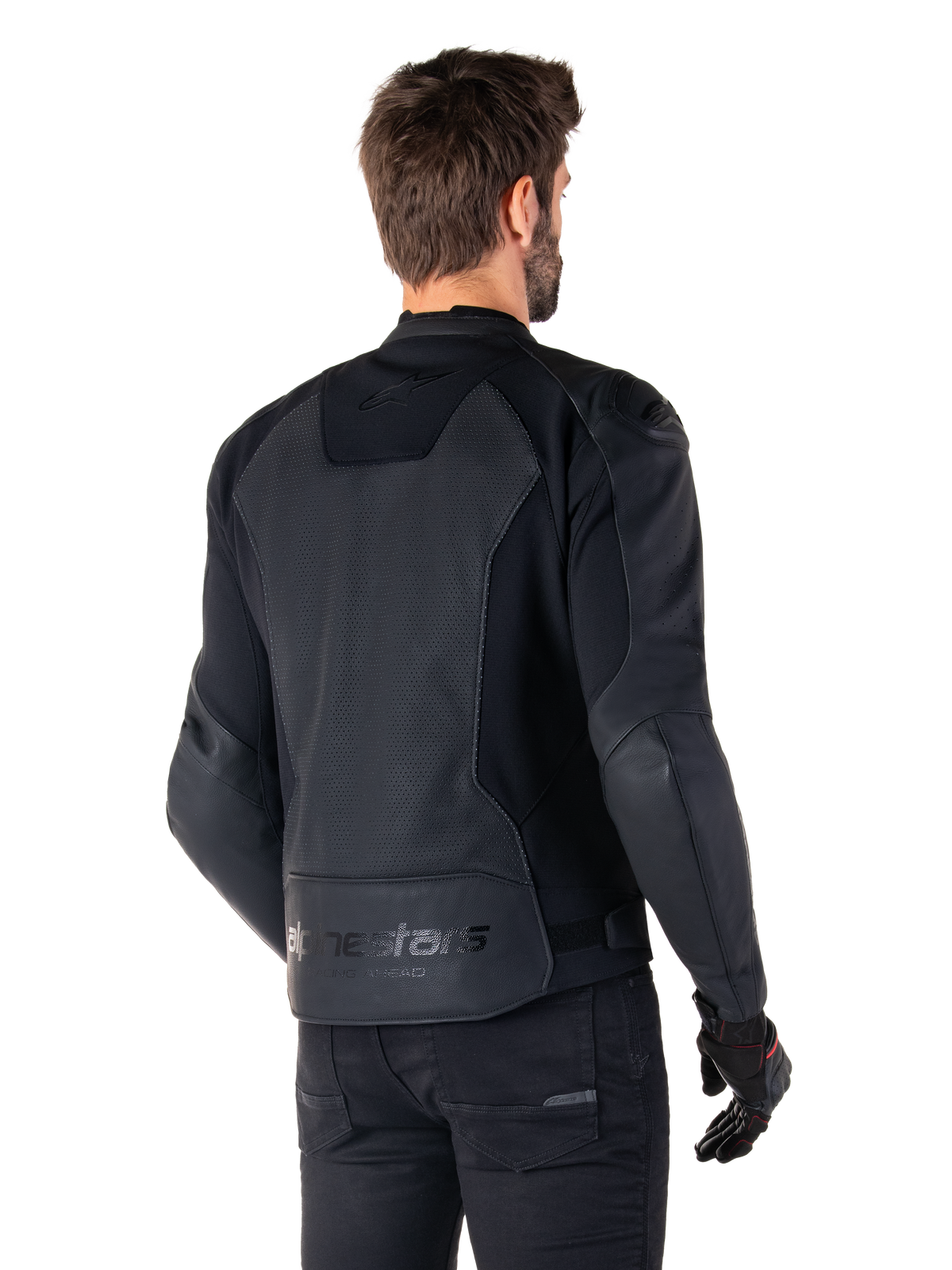 Alpinestars Faster V3 Airflow læderjakke, sort, set bagfra af en mand iført en sportsmotorcykeljakke i læder, med perforerede rygpaneler, strækpaneler og Alpinestars-branding på den nederste kant, kombineret med sorte bukser og handsker