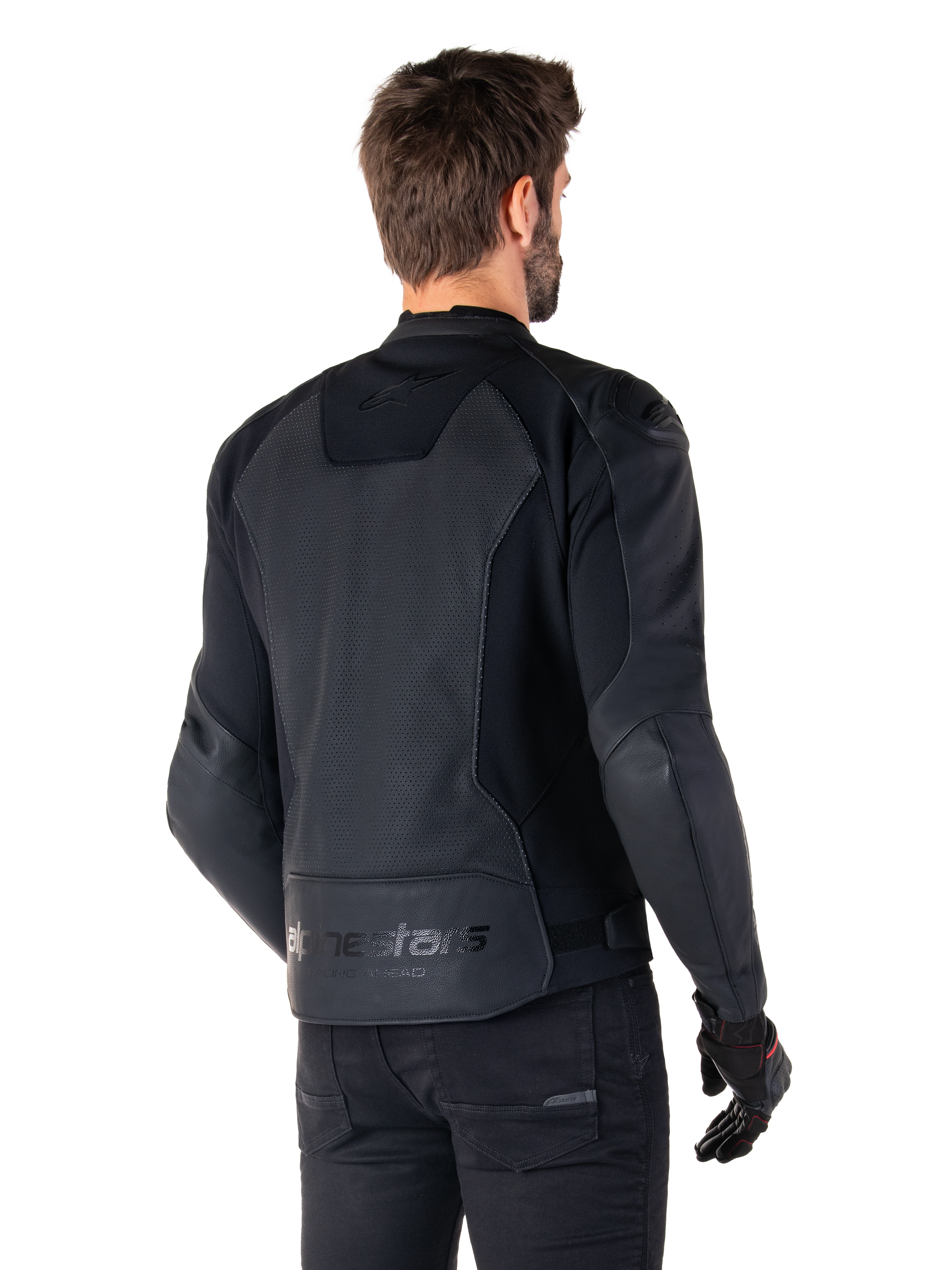 Alpinestars Faster V3 Airflow læderjakke, sort, set bagfra af en mand iført en sportsmotorcykeljakke i læder, med perforerede rygpaneler, strækpaneler og Alpinestars-branding på den nederste kant, kombineret med sorte bukser og handsker
