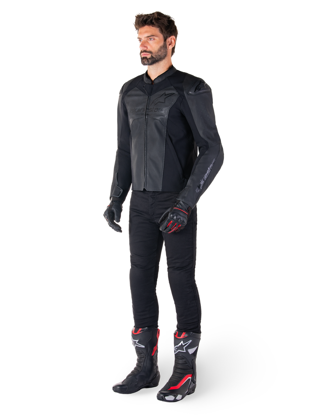 Mand iført Alpinestars Faster V3 Airflow læderjakke i Black Black, kombineret med sorte bukser, sorte og røde motorcykelhandsker og sorte racestøvler med røde og hvide detaljer, komplet sportsudstyr til kørsel