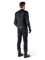 Alpinestars Faster V3 Airflow læderjakke, sort, set bagfra af en mand iført en sportslæderjakke med perforerede rygpaneler og Alpinestars-branding, stylet med sorte kørebukser og sort-røde støvler.