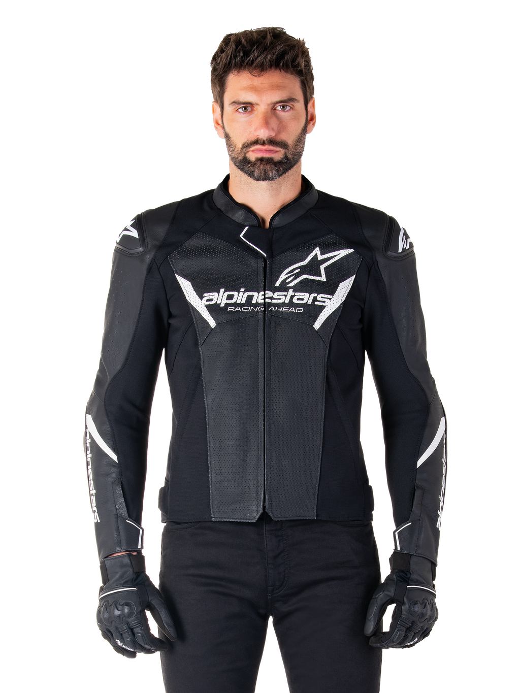 Alpinestars Faster V3 Airflow læderjakke, sort motorcykeljakke med hvide accenter, perforerede læderpaneler til ventilation, Alpinestars-logo på brystet, båret med sorte handsker, sportsinspireret læderkonstruktion