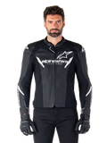 Alpinestars Faster V3 Airflow læderjakke, sort motorcykeljakke med hvide accenter, perforerede læderpaneler til ventilation, Alpinestars-logo på brystet, båret med sorte handsker, sportsinspireret læderkonstruktion