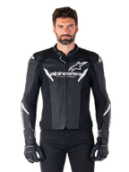 Alpinestars Faster V3 Airflow læderjakke, sort motorcykeljakke med hvide accenter, perforerede læderpaneler til ventilation, Alpinestars-logo på brystet, båret med sorte handsker, sportsinspireret læderkonstruktion