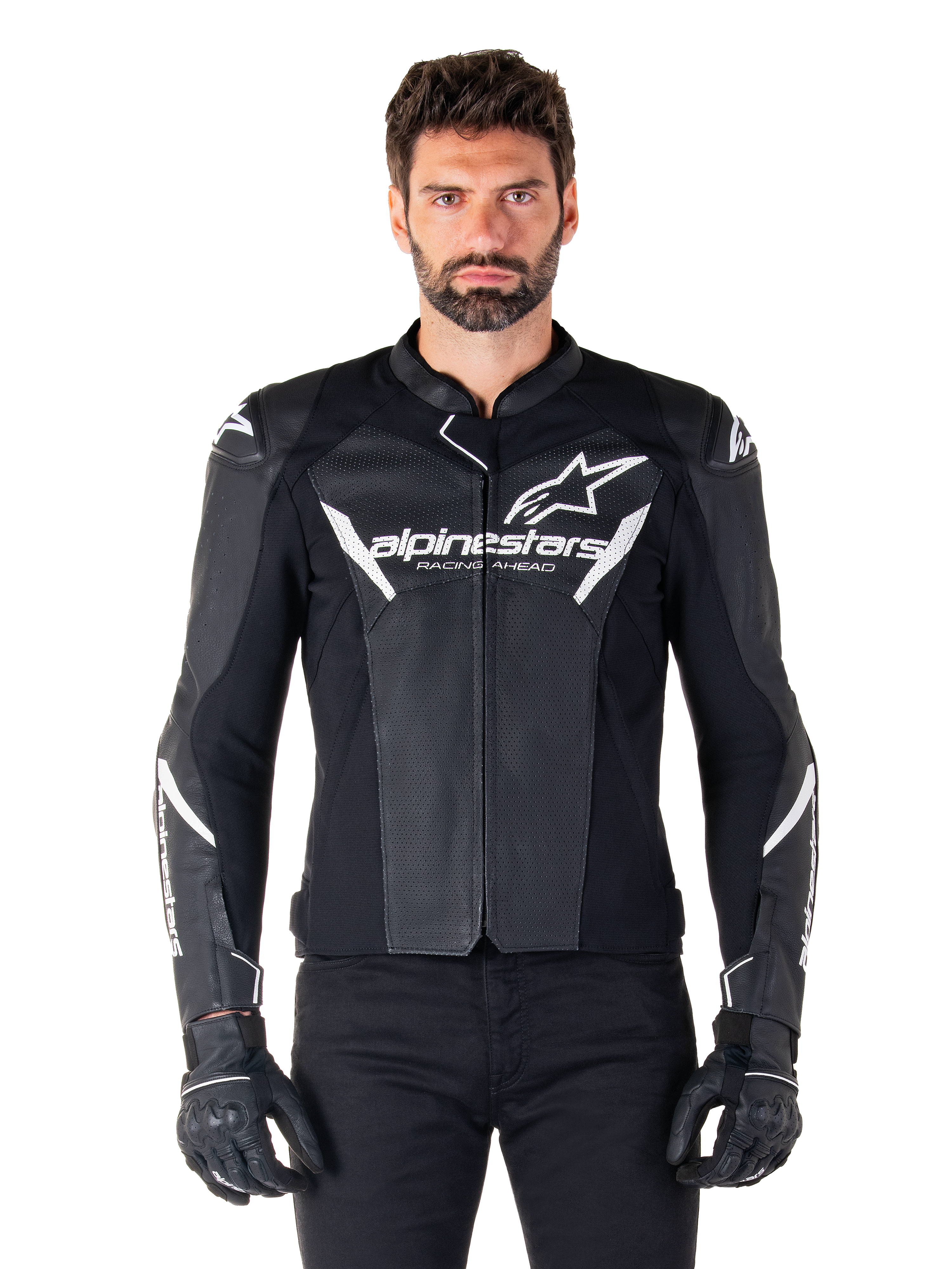 Alpinestars Faster V3 Airflow læderjakke, sort motorcykeljakke med hvide accenter, perforerede læderpaneler til ventilation, Alpinestars-logo på brystet, båret med sorte handsker, sportsinspireret læderkonstruktion