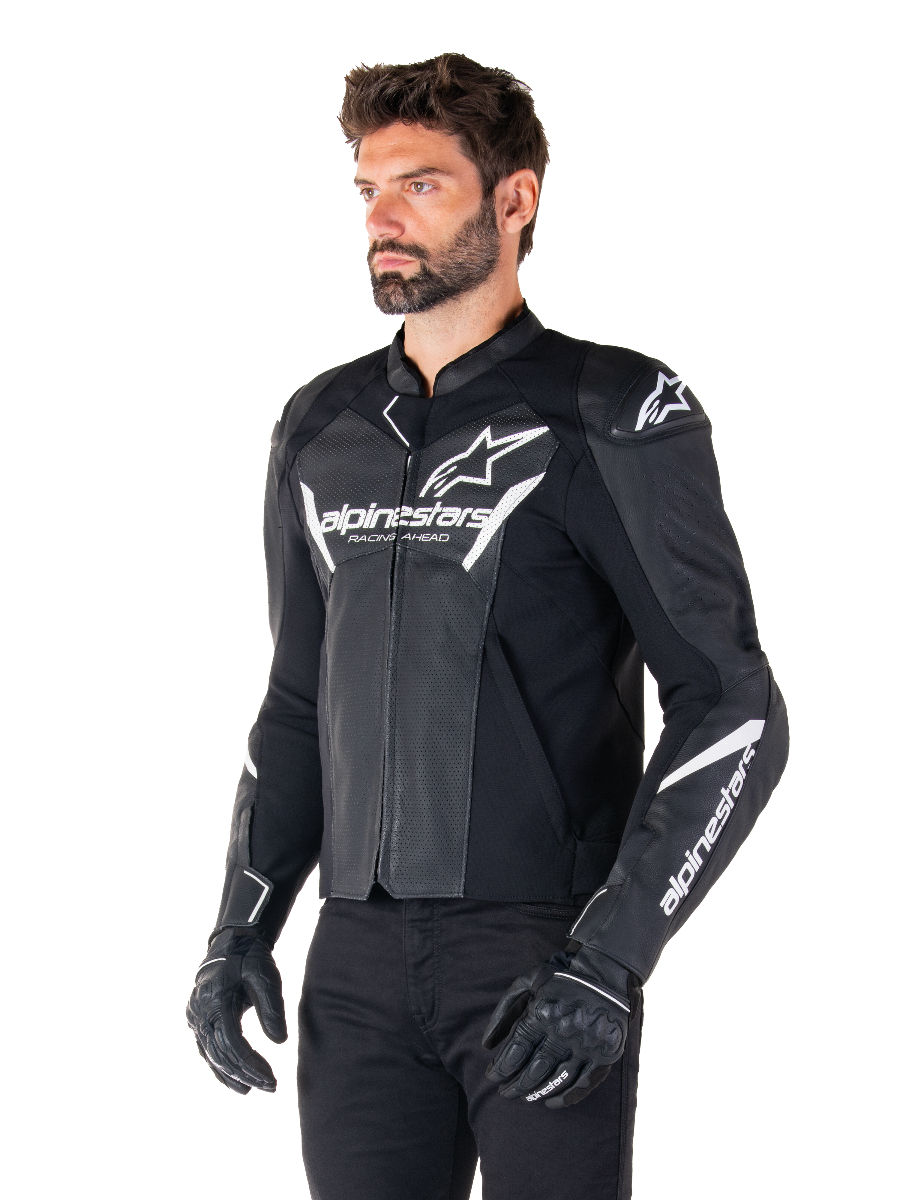 Alpinestars Faster V3 Airflow læderjakke, sort og hvid, sport-motorcykeljakke med perforerede læderpaneler, hvidt Alpinestars-branding på bryst og arme, båret af en model med sorte handsker og bukser, strømlinet og beskyttende køreudstyr