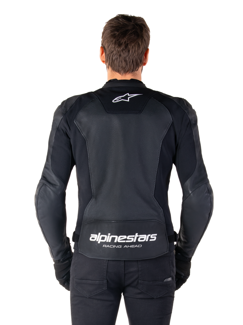 Alpinestars Faster V3 Airflow læderjakke, sort og hvid, set bagfra på en rytter, viser det perforerede læderrygpanel for ventilation, hvidt Alpinestars-logo på den øverste ryg og 'RACING AHEAD'-branding på den nederste ryg, sport-fit motorcykeludstyr.