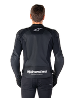 Alpinestars Faster V3 Airflow læderjakke, sort og hvid, set bagfra på en rytter, viser det perforerede læderrygpanel for ventilation, hvidt Alpinestars-logo på den øverste ryg og 'RACING AHEAD'-branding på den nederste ryg, sport-fit motorcykeludstyr.