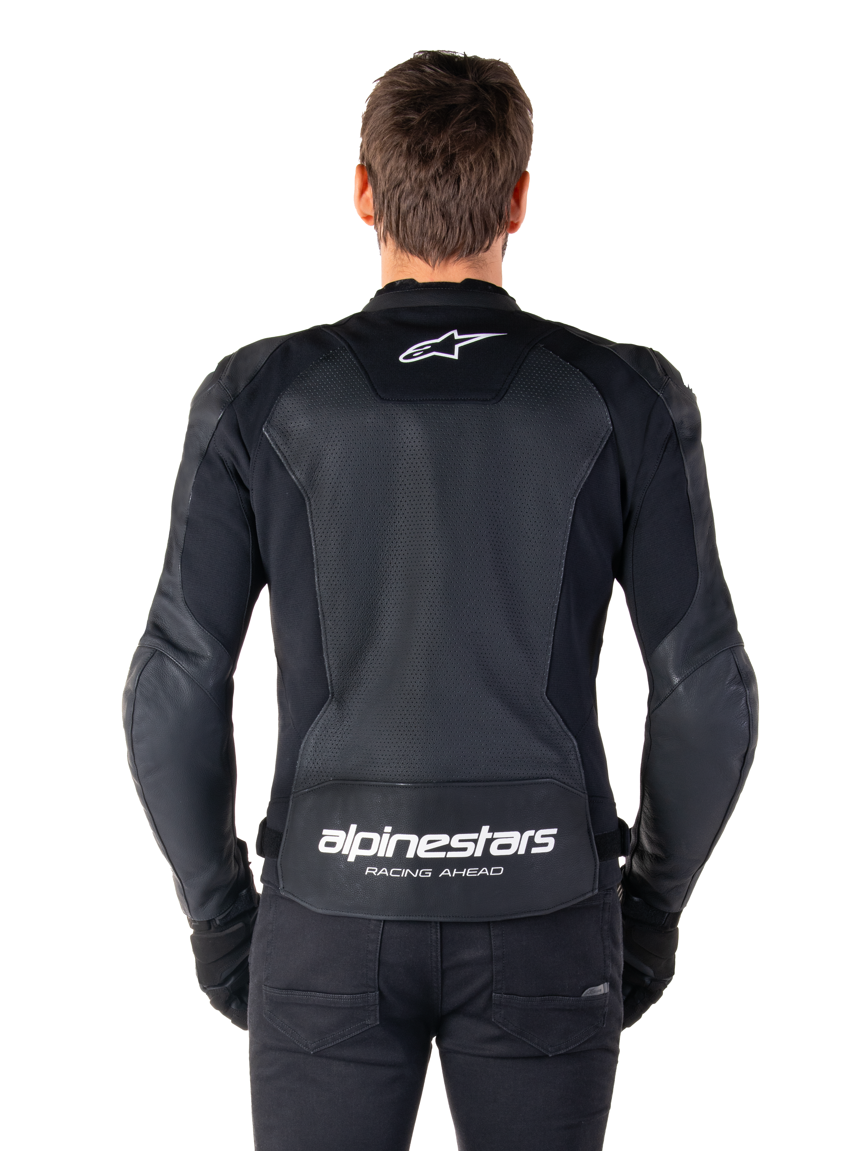 Alpinestars Faster V3 Airflow læderjakke, sort og hvid, set bagfra på en rytter, viser det perforerede læderrygpanel for ventilation, hvidt Alpinestars-logo på den øverste ryg og 'RACING AHEAD'-branding på den nederste ryg, sport-fit motorcykeludstyr.