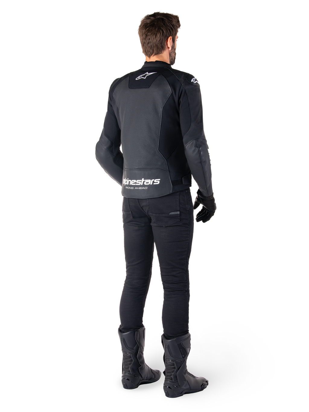 Alpinestars Faster V3 Airflow læderjakke, sort og hvid, set bagfra med perforerede læderpaneler og tydelig Alpinestars-branding på lænden, båret af en kører med sorte kørebukser, handsker og støvler.