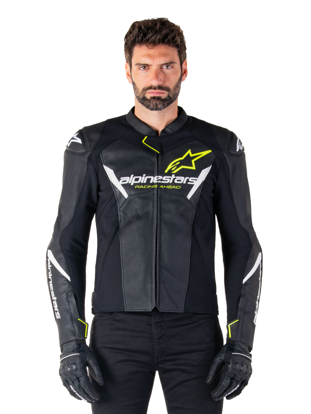 Alpinestars Faster V3 Airflow læderjakke, sort, hvid og neongul, båret af en mandlig model med matchende sorte handsker, med perforerede læderpaneler til ventilation og markant Alpinestars-branding på brystet, sportsmotorcykel-køreudstyr