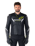 Alpinestars Faster V3 Airflow læderjakke, sort, hvid og neongul, båret af en mandlig model med matchende sorte handsker, med perforerede læderpaneler til ventilation og markant Alpinestars-branding på brystet, sportsmotorcykel-køreudstyr
