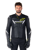 Alpinestars Faster V3 Airflow læderjakke, sort, hvid og neongul, båret af en mandlig model med matchende sorte handsker, med perforerede læderpaneler til ventilation og markant Alpinestars-branding på brystet, sportsmotorcykel-køreudstyr
