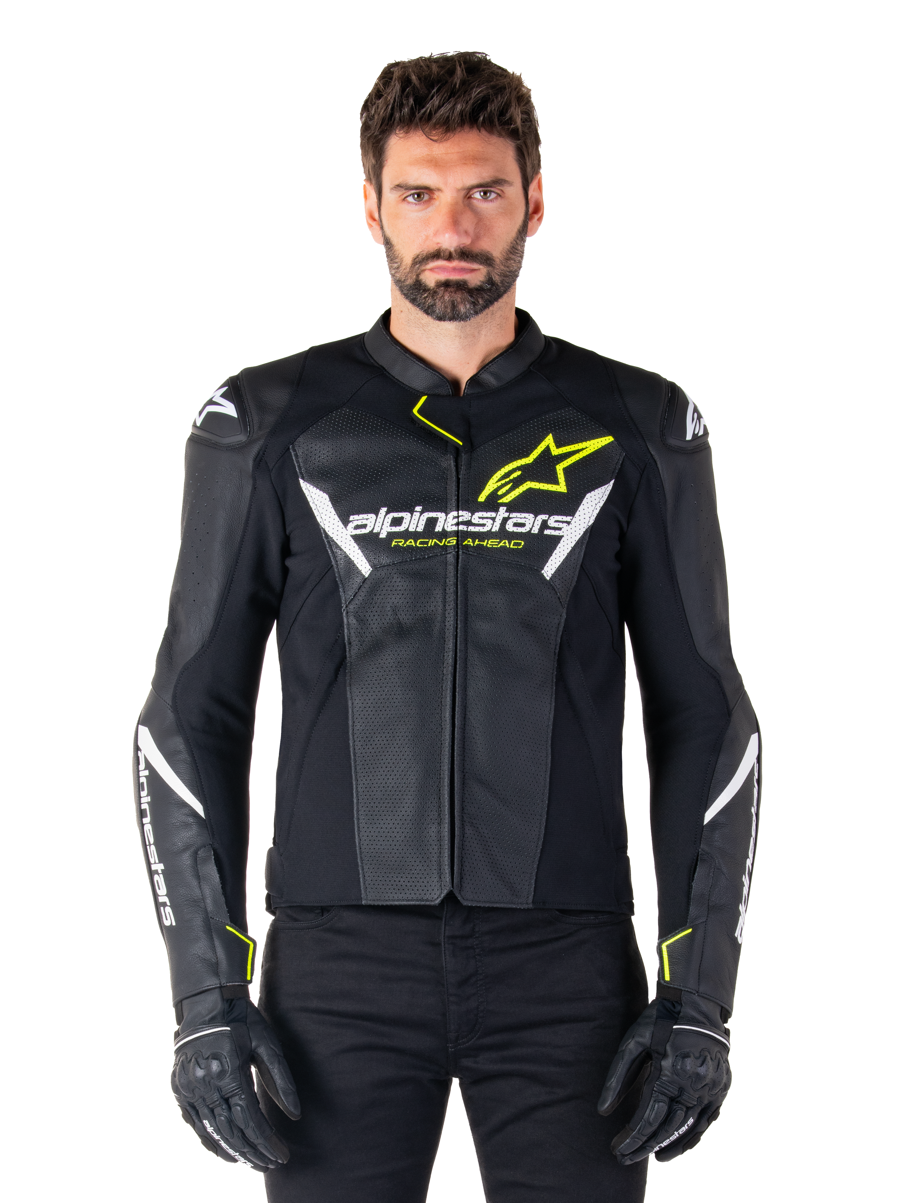 Alpinestars Faster V3 Airflow læderjakke, sort, hvid og neongul, båret af en mandlig model med matchende sorte handsker, med perforerede læderpaneler til ventilation og markant Alpinestars-branding på brystet, sportsmotorcykel-køreudstyr