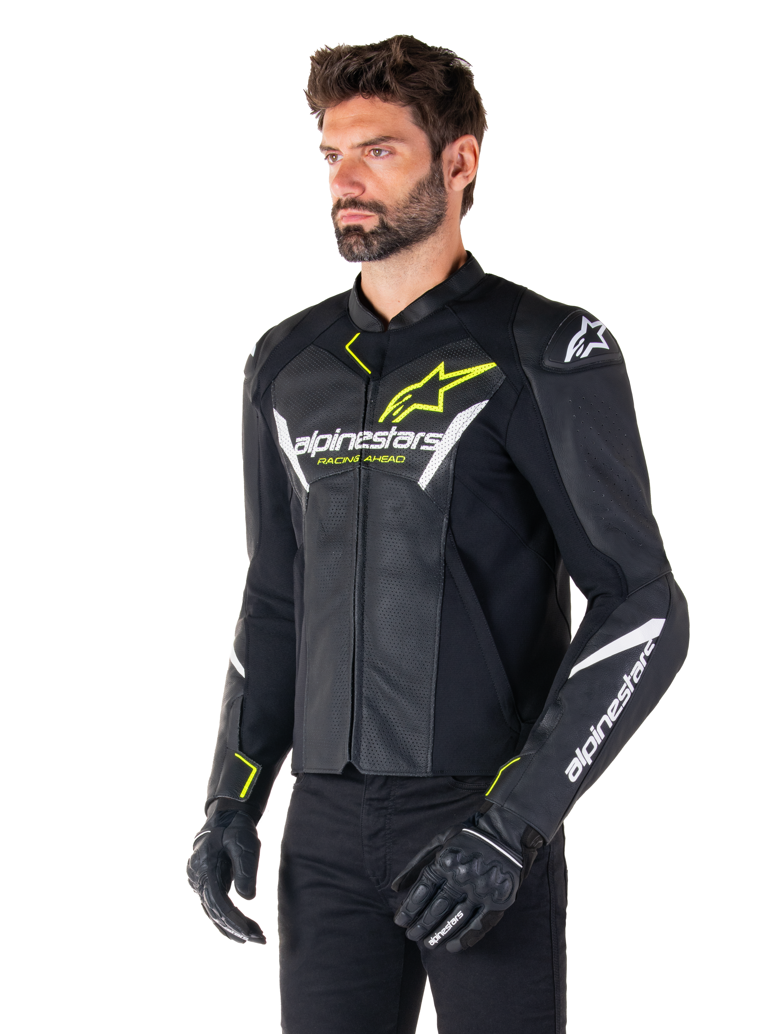 Alpinestars Faster V3 Airflow læderjakke, sport-motorcykeljakke, sort, hvid og gul fluo, båret af en mand, med perforeret læder for optimal luftstrøm, Alpinestars-logoer på bryst og arme, kombineret med sorte handsker.