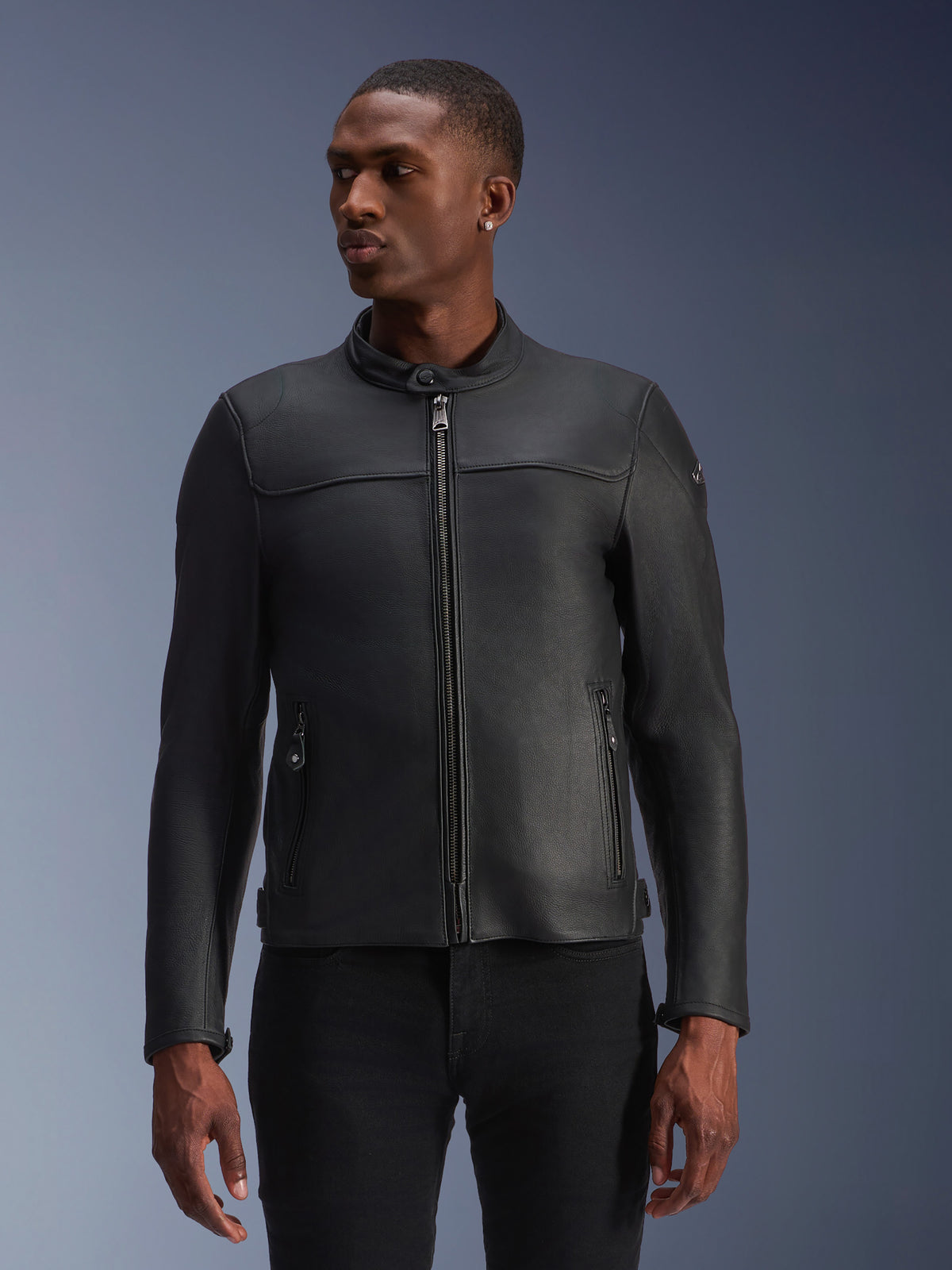 Alpinestars Blacktrack læderjakke, sort herre-motorcykeljakke i premium bovint læder med metalliske lynlåse, båret af model