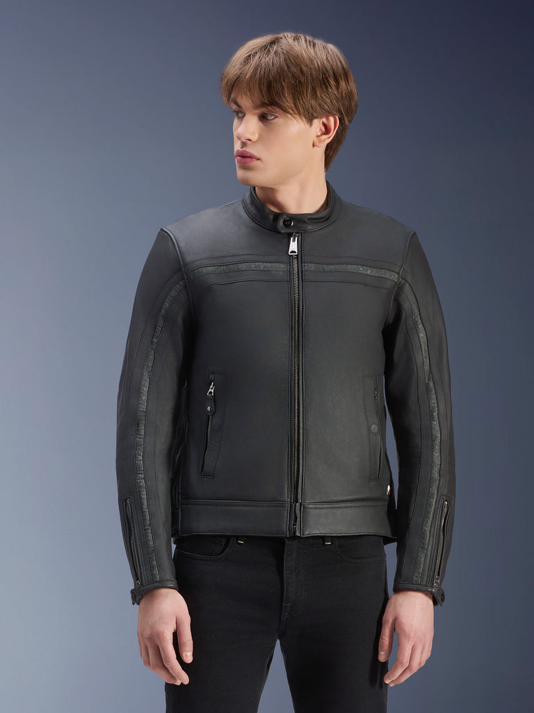 Alpine s t ars D yn o L e athe r Jacke t, sort, premium motorc ykelj akke i ok s elæ d er, bår et af mo del med s ort e buk s er, her i t age-in spirere t desig n med ce nt r al lynlå s og lav p r ofil o pretstå e nde k r ave, mo d erne u r b an moto r cyke l beklæ d ning.