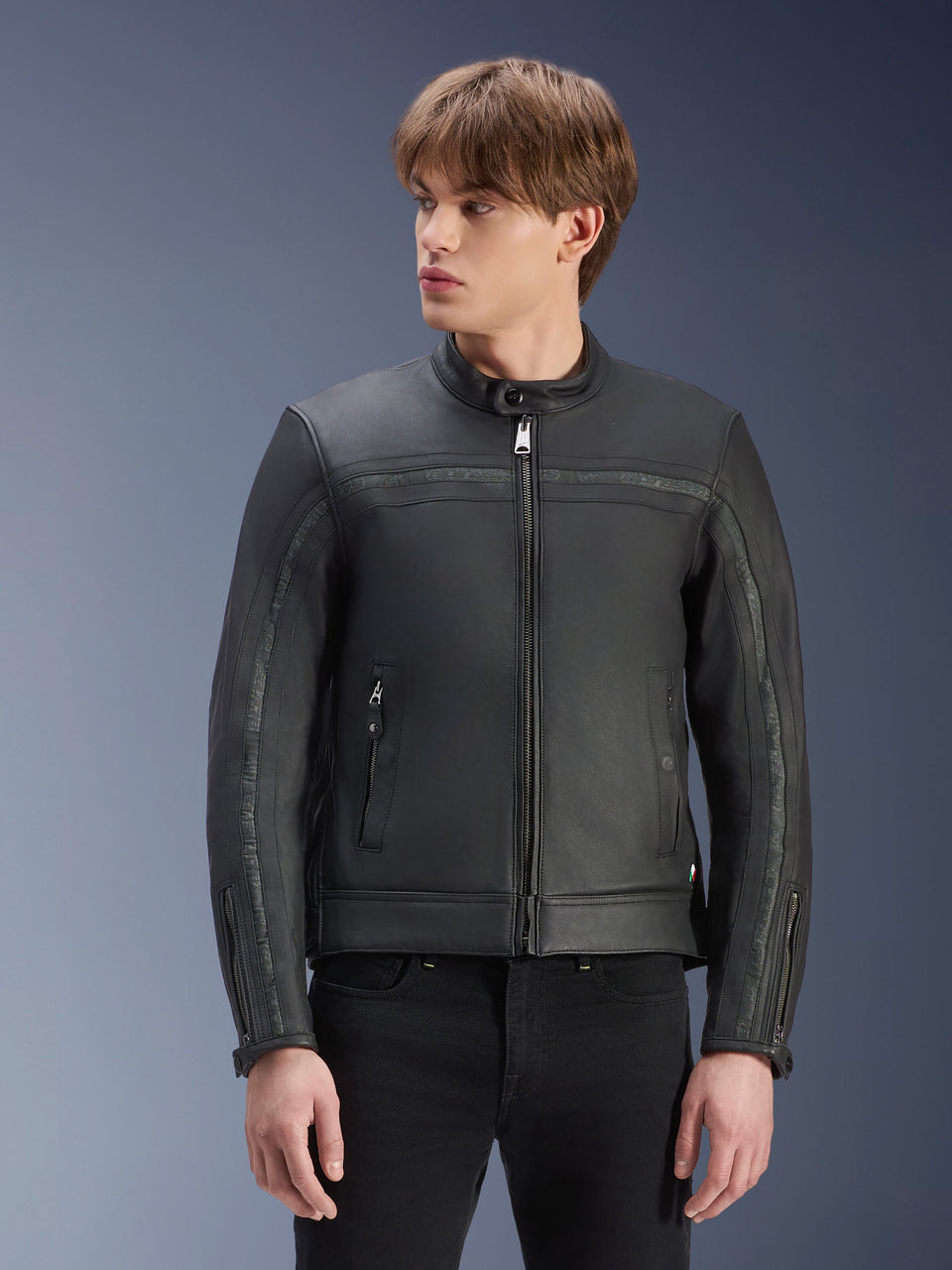 Alpine s t ars D yn o L e athe r Jacke t, sort, premium motorc ykelj akke i ok s elæ d er, bår et af mo del med s ort e buk s er, her i t age-in spirere t desig n med ce nt r al lynlå s og lav p r ofil o pretstå e nde k r ave, mo d erne u r b an moto r cyke l beklæ d ning.