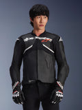 Alpinestars Atem V5 læderjakke, motorcykel-racingjakke, sort med hvide og røde detaljer, premium læderkonstruktion med beskyttelse, båret med matchende racinghandsker