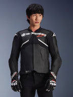 Alpinestars Atem V5 læderjakke, motorcykel-racingjakke, sort med hvide og røde detaljer, premium læderkonstruktion med beskyttelse, båret med matchende racinghandsker