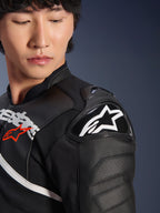 Nærbillede af Alpinestars Atem V5 læderjakken i sort og hvid, med DFS RR skulderbeskytter med hvidt stjernelogo, perforeret læderkonstruktion og racer-inspireret brystgrafik.