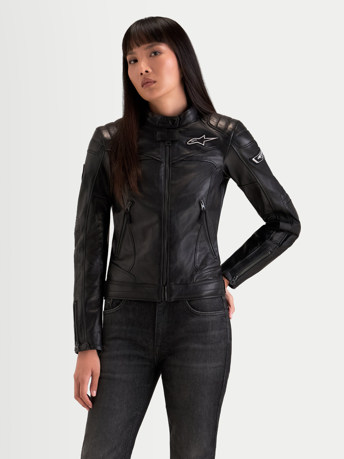 Alpinestars Revea Kvinde Læderjakke, sort urban motorcykeljakke i premium fuldnarvet læder med skulder- og albuebeskyttelse, båret af kvindelig model