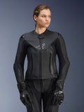 Alpinestars Stella GP Plus V4 læderjakke, sort, motorcykelracingjakke til kvinder, førsteklasses læderkonstruktion med beskyttende polstring, strømlinet design med diskret logo, båret af en kvindelig model med matchende sort udstyr