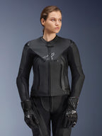 Alpinestars Stella GP Plus V4 læderjakke, sort, motorcykelracingjakke til kvinder, førsteklasses læderkonstruktion med beskyttende polstring, strømlinet design med diskret logo, båret af en kvindelig model med matchende sort udstyr