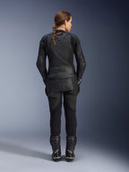Alpinestars Stella GP Plus V4 læderjakke til kvinder, Black Black, fuldkropsvisning bagfra af en kvindelig rytter iført matchende læderbukser og støvler, strømlinet minimalistisk design med et lille rødt logo i nakken, skræddersyet sports-silhuet til kvinder