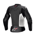 Alpinestars Stella GP Plus V4 læderjakke til kvinder, sort, hvid og Diva Pink, set bagfra, hvide sidepaneler med sorte grafiske linjer, lyserøde og hvide Alpinestars-logoer på øvre og nedre ryg, læder-accordeon-strækpaneler for øget bevægelighed