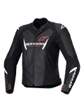 Alpinestars Stella Faster V3 læderjakke til damer, sort motorcykeljakke med hvide og Fluo Coral detaljer, førsteklasses læderkonstruktion, Alpinestars-branding på bryst og ærmer, sporty racing-pasform med integreret skulderbeskyttelse og lynlåslukning.