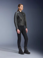 Alpinestars Stella Dyno læderjakke, motorcykeljakke til kvinder, Black Tar Gray og Dark Gray, båret med sorte bukser og støvler, med grå racerstriber på ærmerne og heritage læderdesign