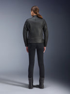 Alpinestars Stella Dyno læderjakke, motorcykeljakke til damer, sort, set bagfra, der fremhæver den skræddersyede konstruktion i bovinelæder, minimalistisk heritage-design, båret med sorte kørebukser og støvler for et urbant motorcykel-look