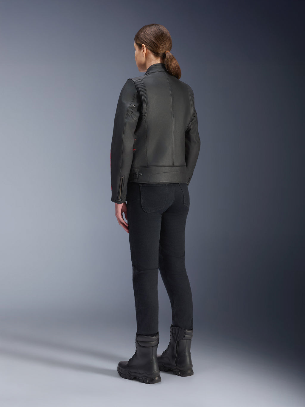 Alpinestars Stella Dyno læderjakke, motorcykeljakke til kvinder, Sort Haute Red, set bagfra, båret med sorte kørebukser og sorte støvler, premium læderfinish med heritage-styling