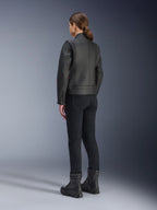 Alpinestars Stella Dyno læderjakke, motorcykeljakke til kvinder, Sort Haute Red, set bagfra, båret med sorte kørebukser og sorte støvler, premium læderfinish med heritage-styling