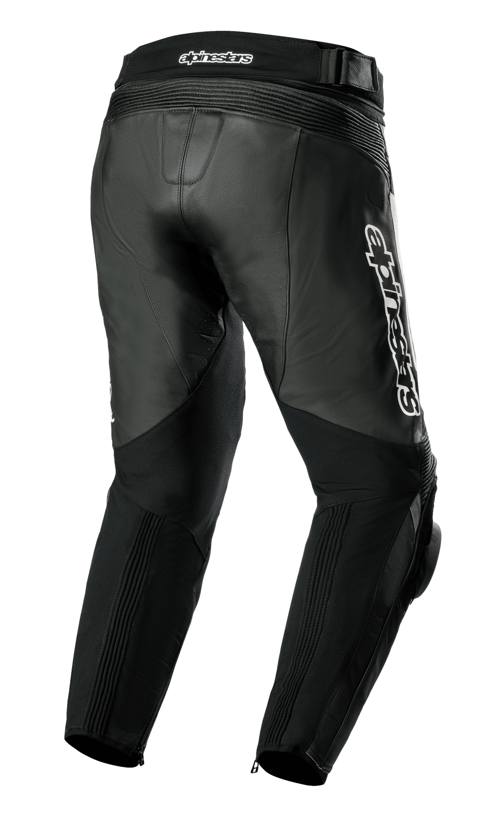 Alpinestars Missile V3 læderbukser, motorcykelbukser, sort, set bagfra i trekvart profil med førsteklasses læderkonstruktion, harmonika-strækzoner over knæ og talje, høj bagtalje og tydelig hvid Alpinestars-branding på siden.