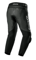 Alpinestars Missile V3 læderbukser, motorcykelbukser, sort, set bagfra i trekvart profil med førsteklasses læderkonstruktion, harmonika-strækzoner over knæ og talje, høj bagtalje og tydelig hvid Alpinestars-branding på siden.