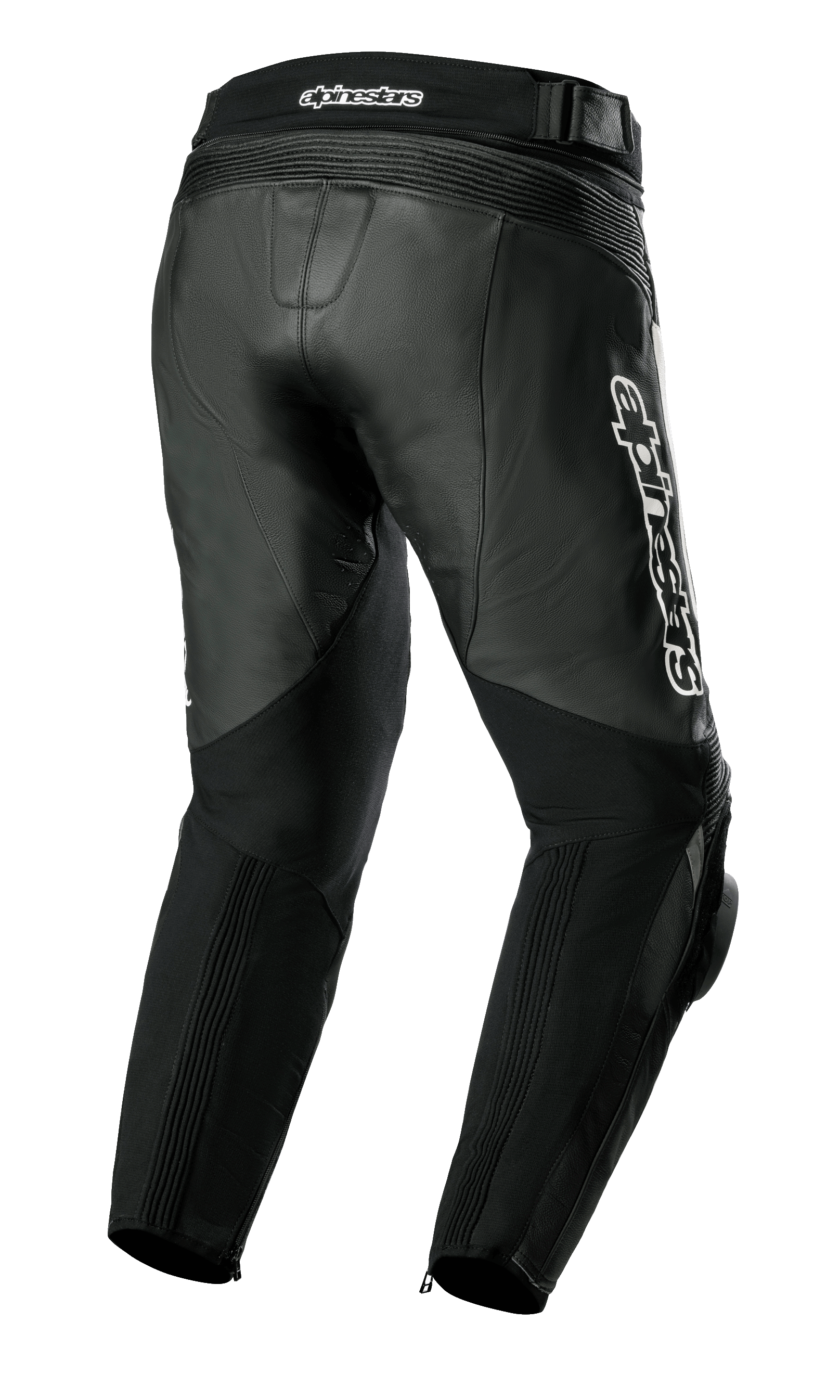 Alpinestars Missile V3 læderbukser, motorcykelbukser, sort, set bagfra i trekvart profil med førsteklasses læderkonstruktion, harmonika-strækzoner over knæ og talje, høj bagtalje og tydelig hvid Alpinestars-branding på siden.