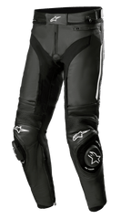 Alpinestars Missile V3 læderbukser, sorte motorcykelracingbukser i læder med hvide stjernelogoer, forstærkede knæslidere, harmonika-strækpaneler over knæene og ventilationsporte, førsteklasses 1,3 mm okselæderkonstruktion til bane- og vejperformance.