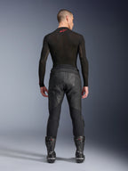 Alpinestars Missile V3 læderbukser, sort, set bagfra på model iført sort langærmet kompressionsbluse og racingstøvler, premium læderkonstruktion med høj talje-overlap og strækzoner, professionelt motorcykelracerudstyr