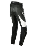 Alpinestars Stella Missile V3 læderbukser, motorcykel-racerbukser til kvinder, sort med hvide detaljer, set bagfra i trekvart profil, viser harmonika-strækpaneler på lænden, Alpinestars-logo på låret, integrerede knæ-sliders til sportskørsel