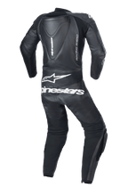 Alpinestars Youth GP Plus V2 1-Piece læderdragt, sort, set bagfra med aerodynamisk pukkel, hvidt Alpinestars-logo og tekst på lænden, 'RACING AHEAD' branding på siden og harmonika-strækpaneler for bevægelighed