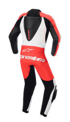 Alpinestars Ungdom GP Plus V2 1-delt læderdragt, set bagfra, rød fluo, hvid og sort, med aerodynamisk rygpukkel og Alpinestars-branding, professionelt racerdesign til unge kørere.