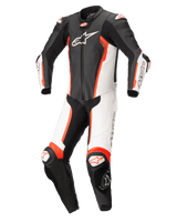 Alpinestars Missile V2 1-delt læderdragt, racing læderdragt, sort hvid og rød fluo, med forbuet ergonomisk design, hvide og sorte paneler, markante fluo-røde accenter, tydelig Alpinestars-branding på brystet og knæsliderne, designet til high-performance racing