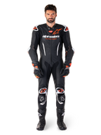 Alpinestars GP-R7 1-stk læderdragt til mænd, sort og rød fluo motorcykelracerdragt i læder, set forfra.
