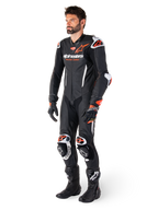 Alpinestars GP-R7 Læderdragt 1-Stk, sort og rød fluo motorcykelracerudstyr til mænd med perforeret konstruktion.