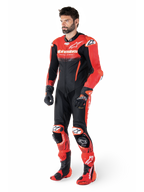Alpinestars Læderdragt GP-R7 1-Stk, herre-racerdragt i sort og rød, perforeret læder, Tech-Air ready, på model.