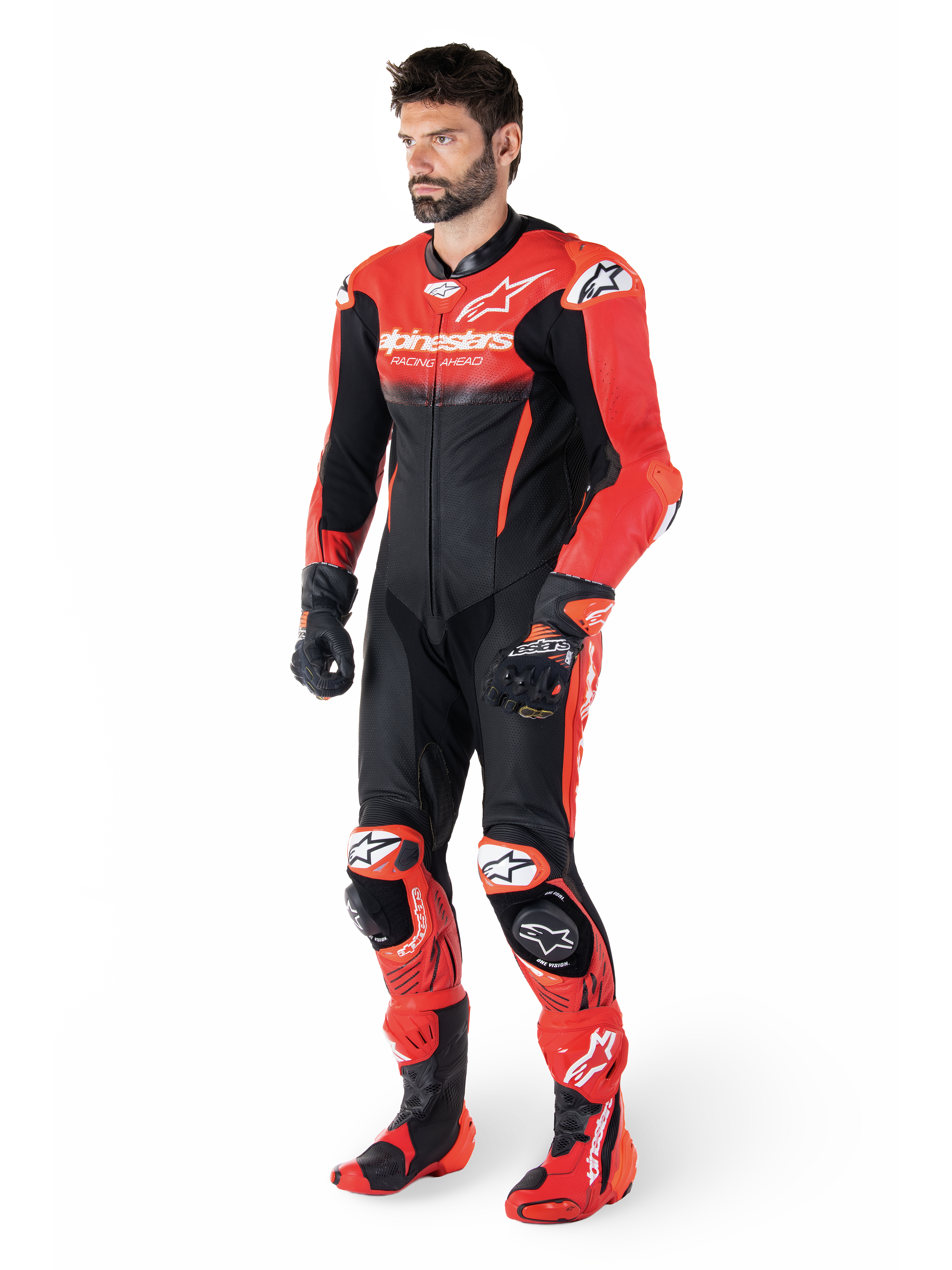 Alpinestars Læderdragt GP-R7 1-Stk, herre-racerdragt i sort og rød, perforeret læder, Tech-Air ready, på model.