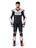 Alpinestars GP-R7 1-stk læderdragt til mænd i hvid, sort og rød fluo, premium motorcykelracerudstyr i læder.