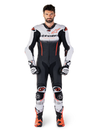 Alpinestars GP-R7 1-stk læderdragt til mænd i hvid, sort og rød fluo, premium motorcykelracerudstyr i læder.